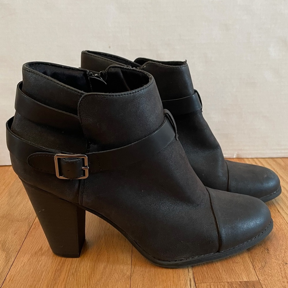 LC Lauren Conrad black heeled bootie 10